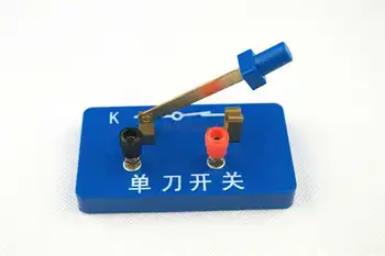 физическое экспериментальное оборудование для однополюсного одноходового выключателя учитель демонстрирует однопозиционный выключатель магнитного типа